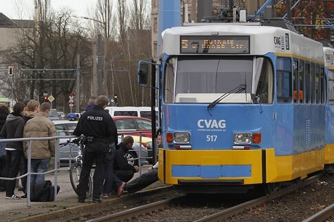 Ein Radfahrer ist am Dienstag in Chemnitz von einer Straßenbahn der Linie 5 erfasst worden.