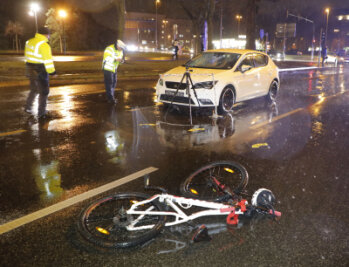 Radfahrerin nach Kollision mit Auto schwer verletzt - 