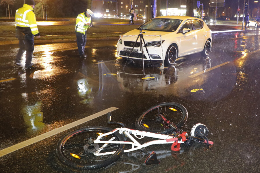 Radfahrerin nach Kollision mit Auto schwer verletzt - 