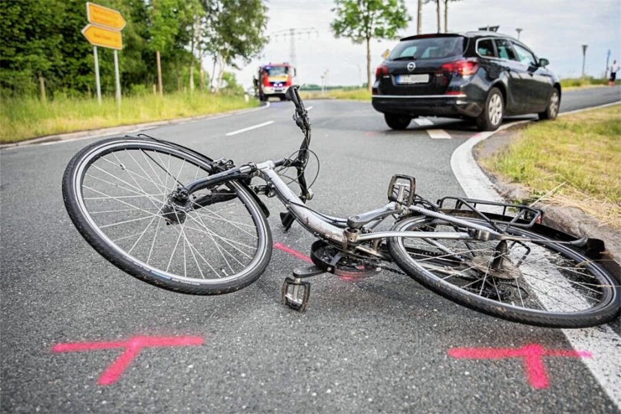 Radfahrerin stirbt nach Unfall auf S 206 bei Berthelsdorf - Eine Radfahrerin ist am Donnerstagabend bei einem Unfall auf der S 206 im Kreis Mittelsachsen tödlich verletzt worden. 