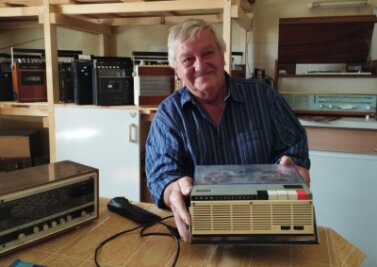 Radio-Liebe: Darum machte Klaus Erler aus Reifland   seine Leidenschaft nicht zum Beruf - Klaus Erler mit dem Tonbandgerät "Uran", das er sich von seinem ersparten Geld 1968 in Lengefeld für 680 Mark gekauft hat. 
