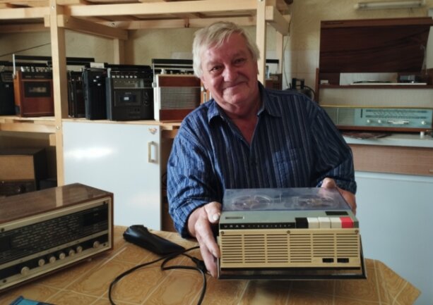Radio, Musikbox & Co - Wenn eine Liebe ein Leben lang hält - Klaus Erler mit dem Tonbandgerät "Uran", das er sich von seinem ersparten Geld 1968 in Lengefeld für 680 Mark gekauft hat. 