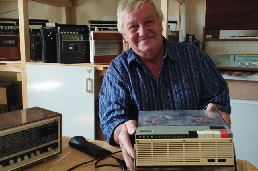 Klaus Erler mit dem Tonbandgerät "Uran", das er sich von seinem ersparten Geld 1968 in Lengefeld für 680 Mark gekauft hat. 