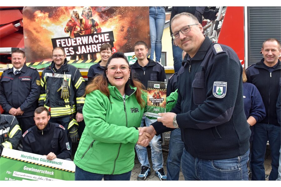 Radio PSR-Feuerwehr-Award geht an Tanneberger - Bester Feuerwehrmann in Sachsen 2023 für Radio PSR ist Matthias Mühlstädt. Moderatorin Claudia Switala übergab den Preis samt einer Prämie von 1.112 Euro.