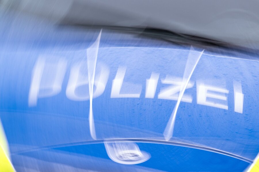 Radlader auf Chemnitzer Baustelle in Brand gesteckt - Der Schriftzug „Polizei“ auf der Kühlerhaube eines Autos.