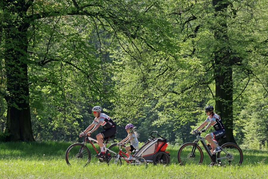 Radlerfrühling im Muldental: Tausende Menschen genießen den Frühling - Der Meeraner Dirk Dießel durchquert gemeinsam mit seiner Familie den Grünfelder Park in Waldenburg.