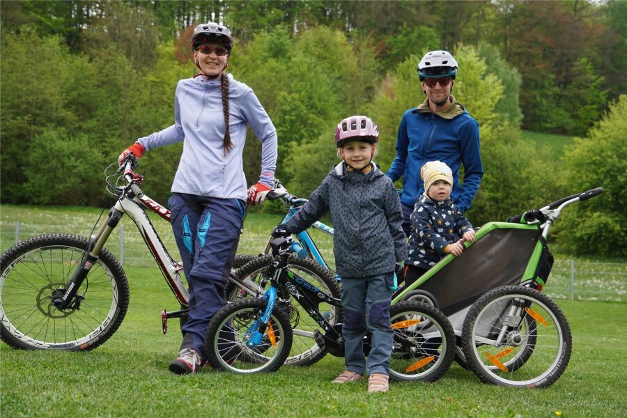 Radlersonntag: Eine Ortmannsdorfer Familie ist fast immer dabei - Nora Seidel und Jens Spaller mit ihren Kindern Lina (4) und Timo (2) fahren gern Rad.