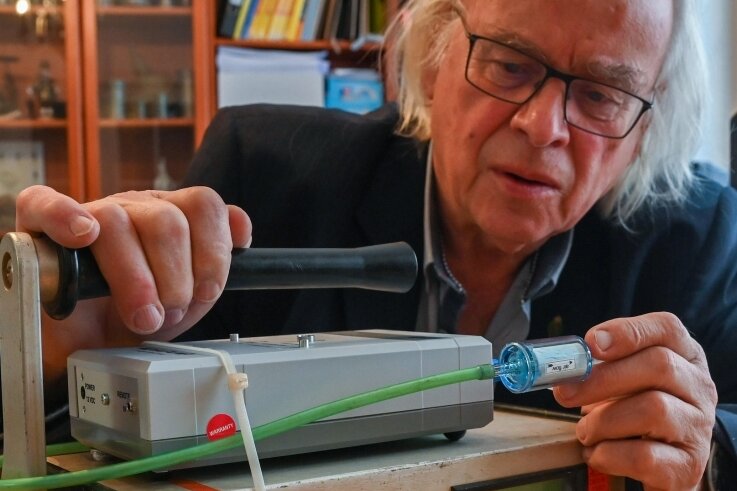 Radon-Experte rät zu Messungen - Bernd Leißring mit Messgeräten zum Aufspüren von Radon. 