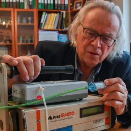 Radon-Experte rät zu Messungen - Bernd Leißring mit Messgeräten zum Aufspüren von Radon. 