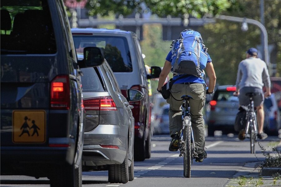Mehr Radverkehr braucht auch mehr Platz. Das schmeckt vielen Autofahrern gar nicht - sie fühlen sich ausgebremst. 