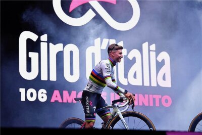 Radprofis sind gewarnt: Die Maske ist zurück beim Giro d'Italia - Remco Evenepoel aus Belgien vom Team Soudal Quick-Step gilt als einer der Topfavoriten auf den Sieg beim 106. Giro d'Italia, der am Samstag beginnt. Foto: Massimo Paolone/dpa 