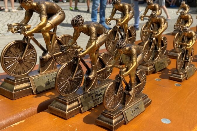 Radrennen lockt so viele Teilnehmer wie noch nie zuvor - Für die Sieger und Platzierten des 11. Jahn-Radkriteriums gab es lukrative Pokale - im Foto die für die Besten der verschiedenen Altersgruppen beim Jedermann-Rennen. 