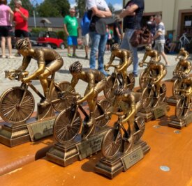 Radrennen lockt so viele Teilnehmer wie noch nie zuvor - Für die Sieger und Platzierten des 11. Jahn-Radkriteriums gab es lukrative Pokale - im Foto die für die Besten der verschiedenen Altersgruppen beim Jedermann-Rennen. 