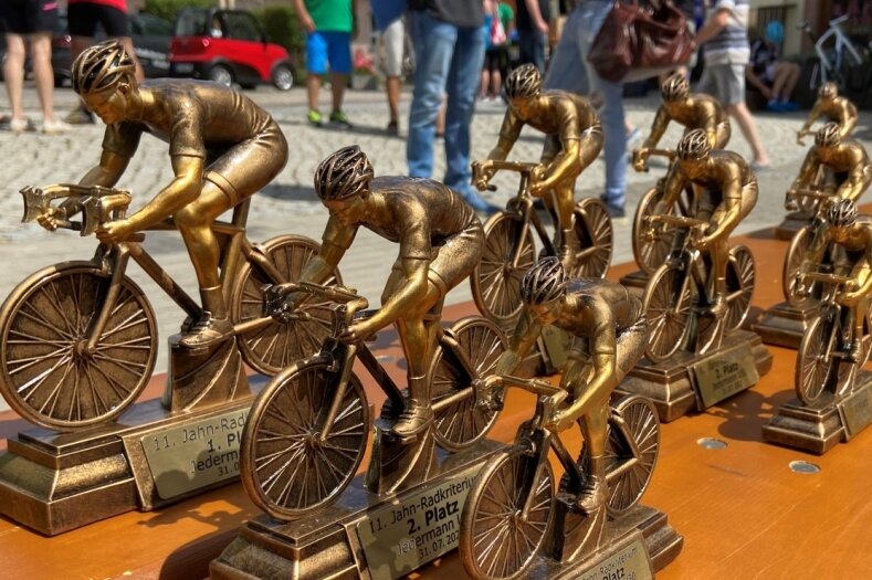 Für die Sieger und Platzierten des 11. Jahn-Radkriteriums gab es lukrative Pokale - im Foto die für die Besten der verschiedenen Altersgruppen beim Jedermann-Rennen. 