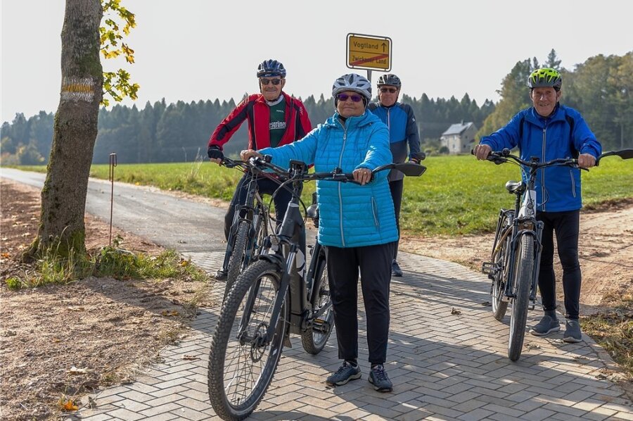 Radfahrer auf dem neuen Radweg zwischen Vogtland und Zwickauer, der zum Teil auf dem alten Bahndamm der früheren Schmalspurbahnlinie Wilkau-Carlsfeld verläuft. Waltraud und Rainer Tautenhahn (vorn) sowie Wolfgang Riebesam und sein Sportsfreund erkunden mehrmals pro Woche die Region auf ihren E-Bikes. 