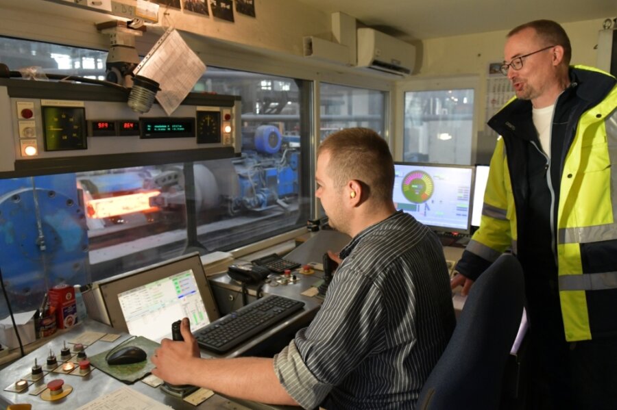 Radsatzwellen der Bahntechnik bewegen Zug um Zug - Christopher Naumann (l.) und Werkleiter Uwe Heise beobachten in der Meßwarte der Schmiedeanlage das Schmieden von Radsatzwellen. 