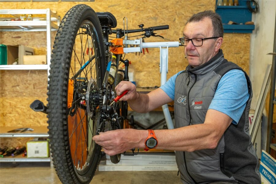 Radsport-Geschäft Seifert in Auerbach wird 60 – warum das Verdienst dafür der SED-Kreisleitung gebührt - Mit Fahrrädern kennt sich Frank Seifert bestens aus. In der Auerbacher Innenstadt betreibt er ein Radgeschäft mit langer Familientradition.