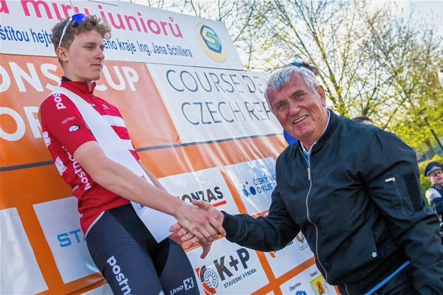 Radsportlegende gratuliert in Olbernhau seinen Nachfolgern - Die tschechische Radsportlegende Jan Smolik gratulierte auch dem Zweitplatzierten der Königsetappe, dem Dänen Withen Albert Philipsen. 