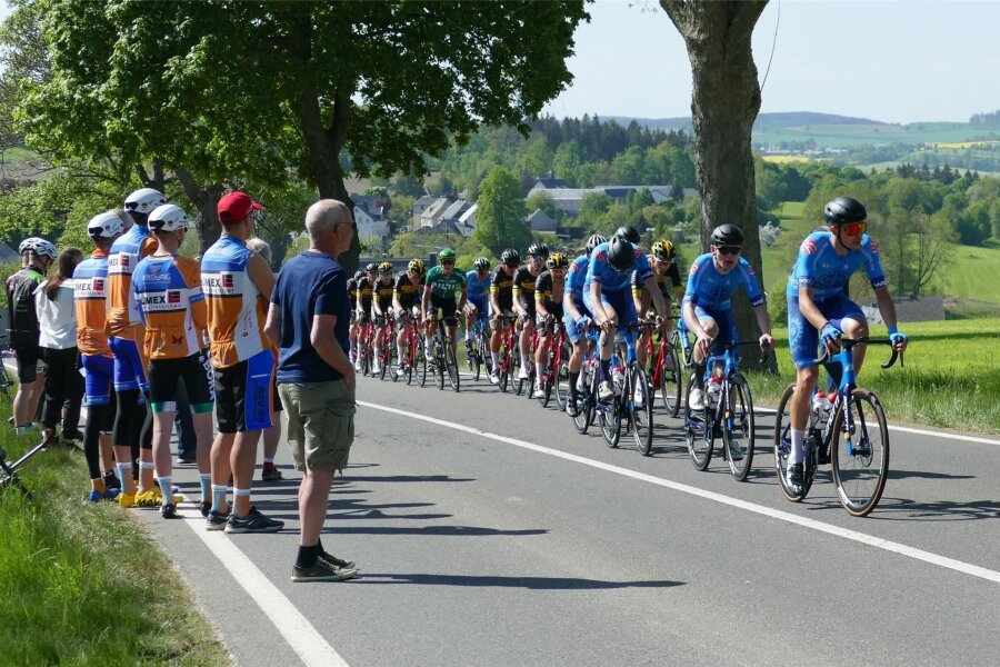 Radsportler bestreiten 44. Erzgebirgsrundfahrt als Bundesligarennen - Die Erzgebirgsrundfahrt - hier 2023 ein Abschnitt nahe Waldkirchen - wird von vielen Zuschauern begleitet.