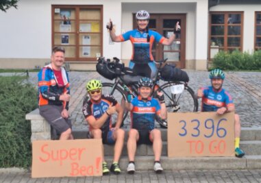 Radsportteam feiert seine Ultra-Heldin - Die Auerbacherin Bea Frank (auf dem Foto hinten) hat es bis ins Vogtland geschafft. Am Samstag startete sie ihre Fahrradreise beim Northcape4000.