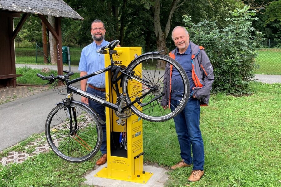 Radstation steht jetzt am Glauchauer Stausee - Glauchaus OB Marcus Steinhart (links) und Klaus Klötzer, Chef des ADAC Sachsen, weihten die Radservicestation am Stausee in Glauchau ein.