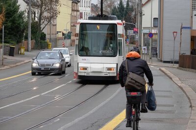 Radstreifen: ADAC sieht keine Verbesserung - Es sind kaum Radfahrer auf dem Radstreifen in Marienthal unterwegs. Der ADAC empfiehlt die gelben Linien wieder zu entfernen. 