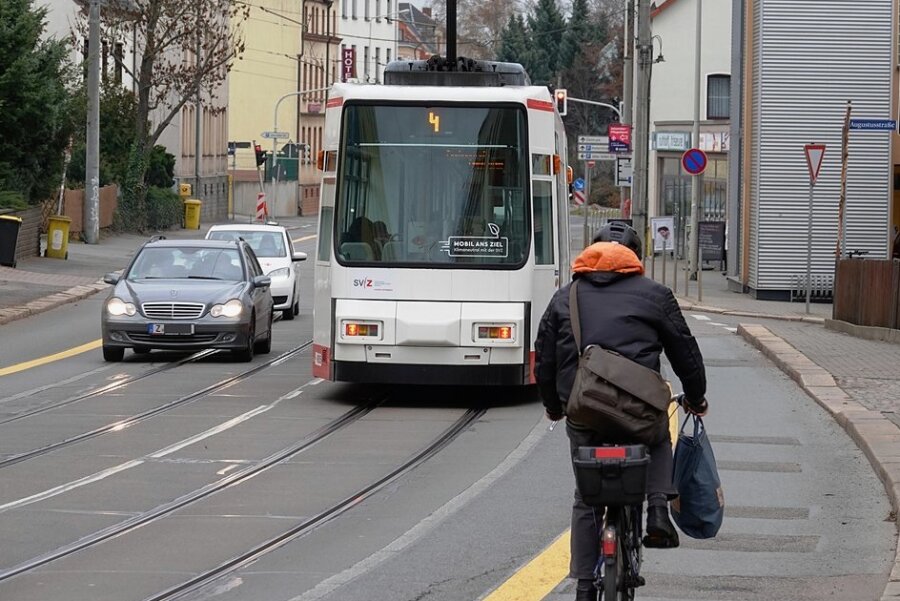 Es sind kaum Radfahrer auf dem Radstreifen in Marienthal unterwegs. Der ADAC empfiehlt die gelben Linien wieder zu entfernen. 