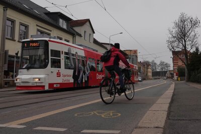 Radstreifen in Zwickau-Marienthal bleiben mindestens bis Jahresende erhalten - Die Radstreifen gehören inzwischen zum Stadtbild. Das wird bis mindestens Ende des Jahres auch so bleiben.