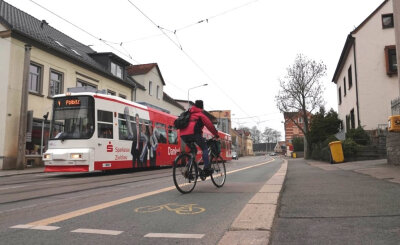 Radstreifen statt Autofahrspur? Projekt in Zwickau stößt auf wenig Gegenliebe - Auf der Marienthaler Straße ist jeweils eine von zwei Fahrspuren zum Radweg umfunktioniert worden. Dieser Verkehrsversuch sorgt für Unmut und Redebedarf in dem Stadtteil. 