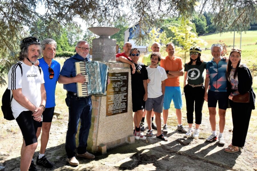 Radtour über 1600 Kilometer nach Rom startet in Lengenfeld - Die Gruppe aus Italien an der Gedenkstätte am Walkmühlenweg in Lengenfeld. Bürgermeister Volker Bachmann (3. von links) bekam das grüne Akkordeon umgehängt.