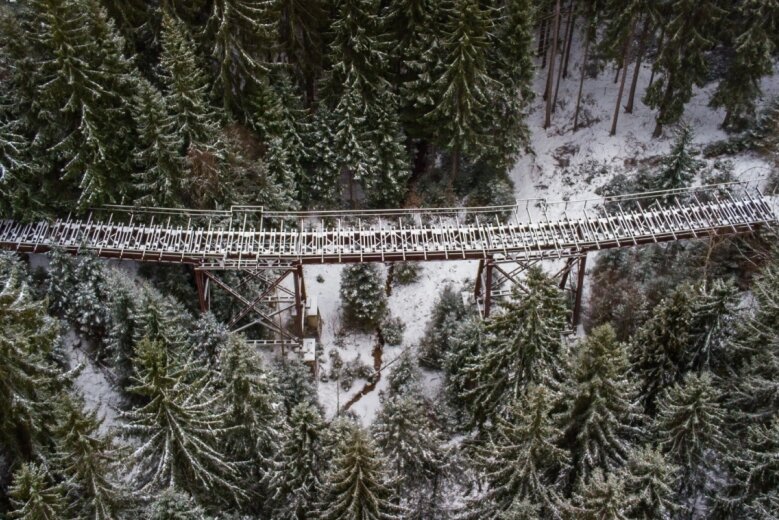 Radtourismus rettet Fuchsbrunnbrücke - 64 Meter lang, 16,74 Meter hoch: Die Fuchsbrunnbrücke liegt mitten Wald. Zur Zeit ist sie gesperrt. In einigen Jahren sollen Radler und Wanderer sie wieder benutzen können. Der Bau der Brücke kostete vor 121 Jahren 77.076 Mark, für die Sanierung werden jetzt 2,2 Millionen Euro veranschlagt. 
