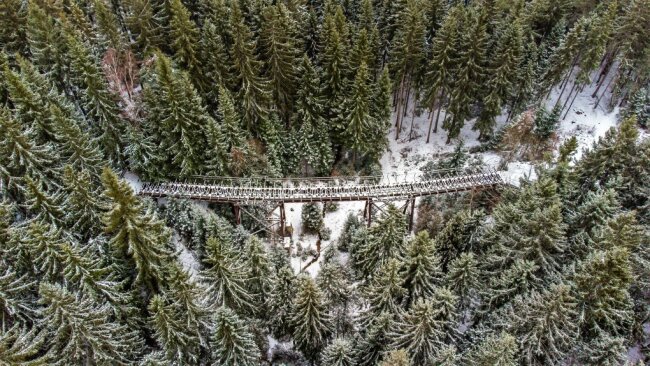 64 Meter lang, 16,74 Meter hoch: Die Fuchsbrunnbrücke liegt mitten Wald. Zur Zeit ist sie gesperrt. In einigen Jahren sollen Radler und Wanderer sie wieder benutzen können. Der Bau der Brücke kostete vor 121 Jahren 77.076 Mark, für die Sanierung werden jetzt 2,2 Millionen Euro veranschlagt. 