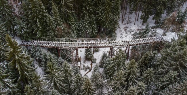 64 Meter lang, 16,74 Meter hoch: Die Fuchsbrunnbrücke liegt mitten Wald. Zur Zeit ist sie gesperrt. In einigen Jahren sollen Radler und Wanderer sie wieder benutzen können. Der Bau der Brücke kostete vor 121 Jahren 77.076 Mark, für die Sanierung werden jetzt 2,2 Millionen Euro veranschlagt. 