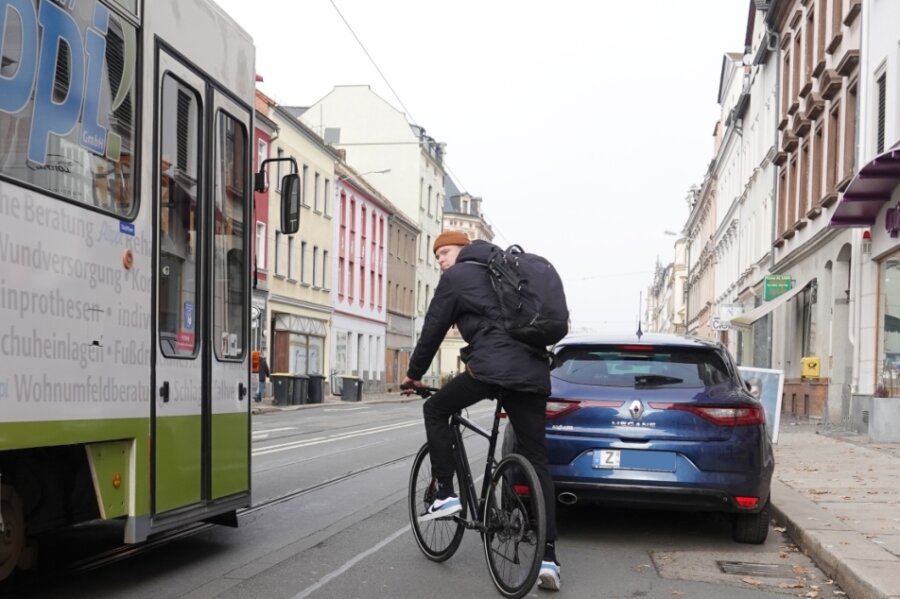Radverkehr-Pläne: Räte sind uneins - Radfahrer haben es in Zwickau nicht einfach - ein Beispiel von vielen ist die Leipziger Straße. Dort gibt es keinen Radweg, zudem müssen Radfahrer auf parkende Autos und die Straßenbahn achten. 