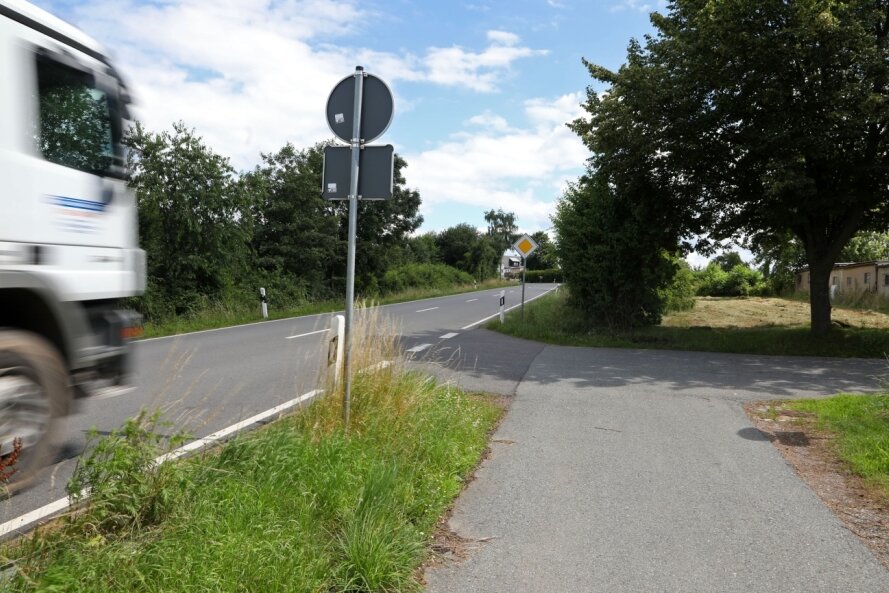 Radweg an der B 180 - Vorplanung soll noch 2021 stehen - Weil der Radweg am Ortsausgang Gersdorf abrupt endet, müssen die Radfahrer Richtung Lugau auf die Bundesstraße wechseln. 
