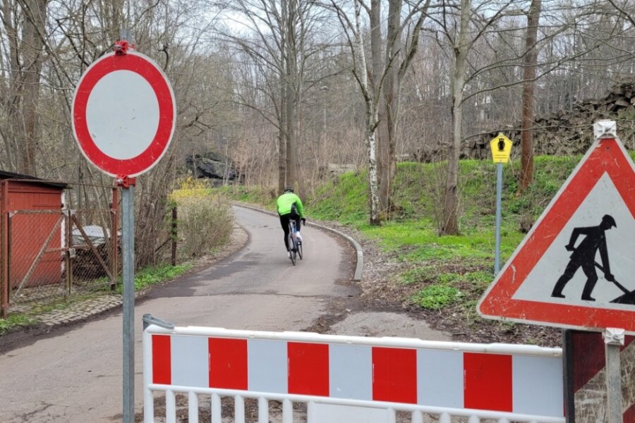 Radweg: Warum ist neuer Abschnitt zu? - Das Sperrschild verbietet die Weiterfahrt auf dem Radweg zwischen Markersdorf und Diethensdorf. 