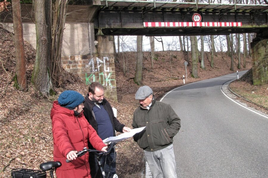 Radweg: Wie weiter ab Arras Richtung Obstmühle? - An der einstigen Eisenbahnbrücke bei Arras verständigen sich Berit Wittke, Peter Ahnert und Rolf Schindler (v. l.) über den weiteren Verlauf des künftigen Radweges.