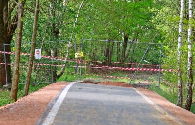 Radwegbau in Oberlungwitz soll im Juni beginnen - Noch endet der Radweg an einer Absperrung. Doch noch in diesem Jahr soll das fehlende Stück fertig gestellt werden. 