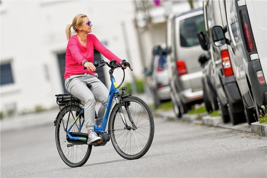 Radwege in Oederan: Ingenieurbüro stellt erstes Konzept vor - Radfahrer und Autofahrer müssen sich in Oederan bislang meist die Straße teilen (Symbolbild). 