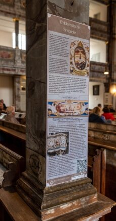Zwölf Tafeln in und vor der Kirche bieten zahlreiche Informationen. 