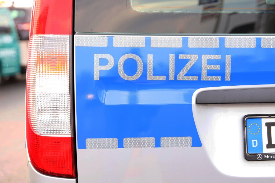 Räder von Pkw abmontiert: Polizei verfolgt mutmaßliche Diebe - Unbekannte haben in der Nacht zu Samstag in Mildenau und Annaberg-Buchholz mehrere Kompletträder von zwei Pkw gestohlen. 