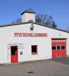 Räte bestätigen Wehrleiter - Zu klein und nicht mehr zeitgemäß: das derzeitige Feuerwehrgerätehaus Schellenberg. 
