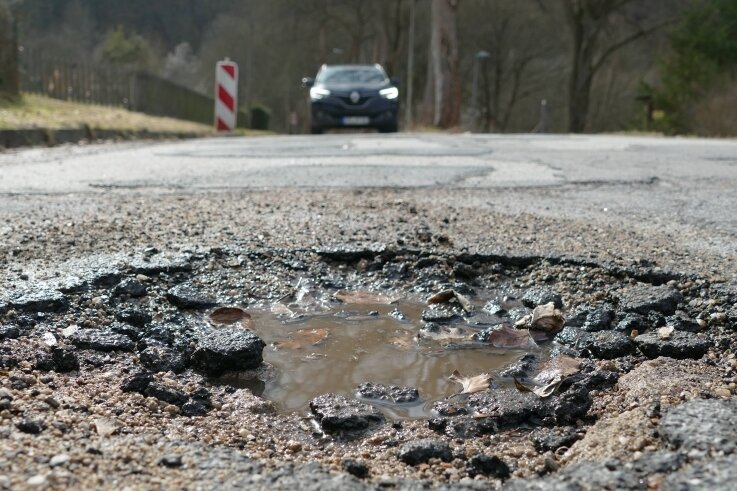 Räte wollen mehr Geld für Straßenbau - Schlaglöcher bestimmen das Zwickauer Straßenbild. Die CDU/FDP-Fraktion will jetzt mehr Geld für Straßenbau verlangen. 