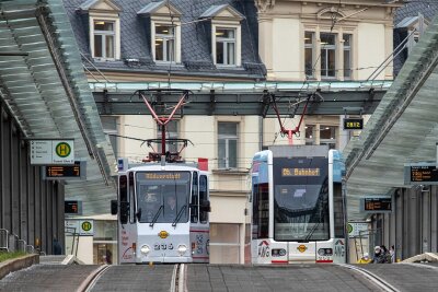 Rätsel gelöst: Warum die Plauener Straßenbahn bei Brückensperrung auf alte Tatra-Züge angewiesen ist - Alt und neu: Die Tatra-Bahnen (links) lassen sich mobil warten, die Niederflur-Fahrzeuge von Bombardier nicht.