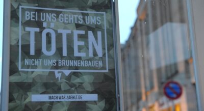 Rätsel um Anti-Bundeswehr-Plakate - Dieses Plakat in Din-A4-Größe haben Unbekannte in einem Wartehäuschen an der Bahnhofstraße in Höhe des Tietz-Parkplatzes aufgehängt. Es handelt sich um eine Gegenaktion zur Bundeswehr-Werbekampagne.
