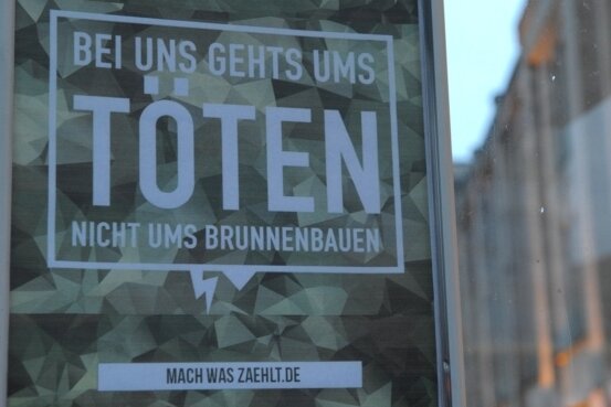 Rätsel um Anti-Bundeswehr-Plakate - Dieses Plakat in Din-A4-Größe haben Unbekannte in einem Wartehäuschen an der Bahnhofstraße in Höhe des Tietz-Parkplatzes aufgehängt. Es handelt sich um eine Gegenaktion zur Bundeswehr-Werbekampagne.