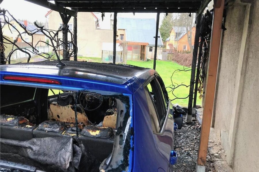 Rätsel um Autobrand in Burgstädt gelöst - Ein technischer Defekt im Motorraum des Autos löste den Brand vor einer Woche in Burgstädt aus. 