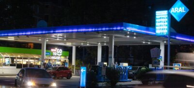 Rätsel um die höheren Kraftstoffpreise - Die Aral-Tankstelle an der Plauener Hammerstraße: Dort muss man für Benzin und Diesel meist mehr bezahlen als etwa an Aral-Tankstellen in Aue und Zwickau. 