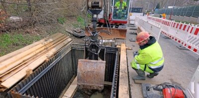Rätsel um geheimnisvollen Stolln unter der B 93 gelüftet - Im April 2021 fangen Bauarbeiter an, das sieben Meter tiefe Loche auszubaggern, um auf festen Boden zu stoßen. 