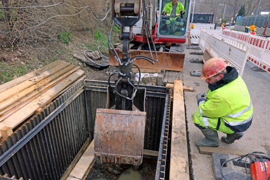 Rätsel um geheimnisvollen Stolln unter der B 93 gelüftet - Im April 2021 fangen Bauarbeiter an, das sieben Meter tiefe Loche auszubaggern, um auf festen Boden zu stoßen. 